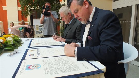Podpis pamětního listu k 10. výročí partnerství měst